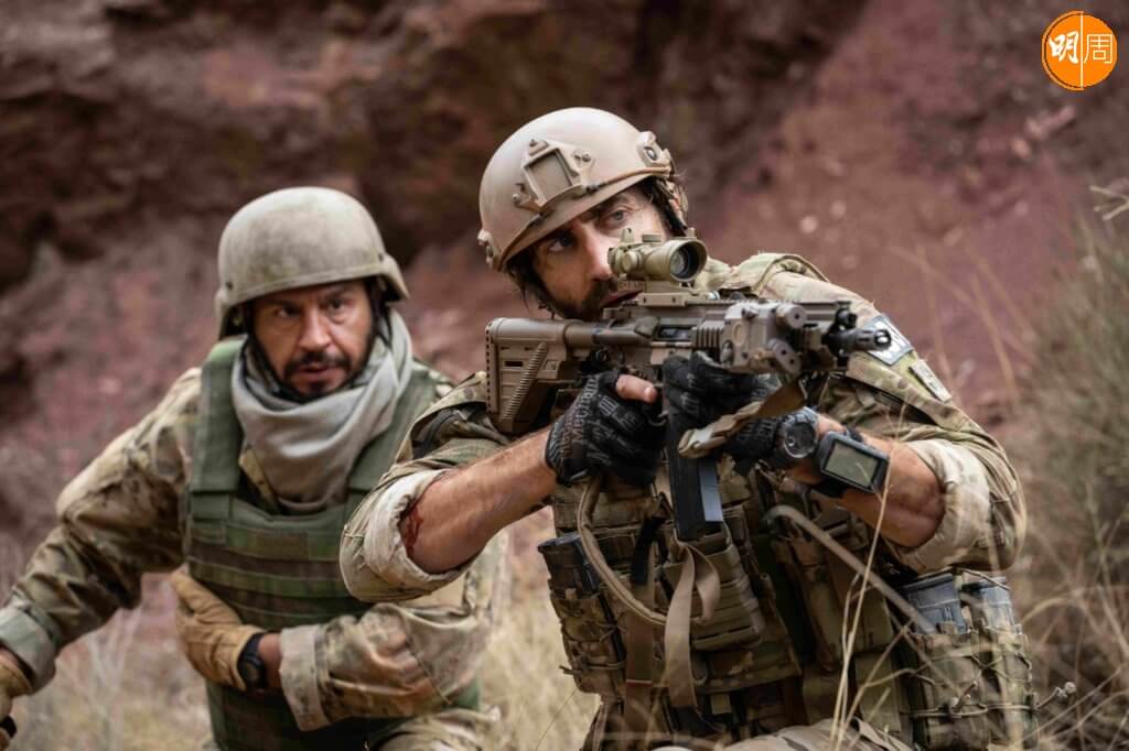積佳蘭賀（右）在《譯戰同盟》中，與達爾薩林（左）飾演的阿富汗傳譯員生死與共。