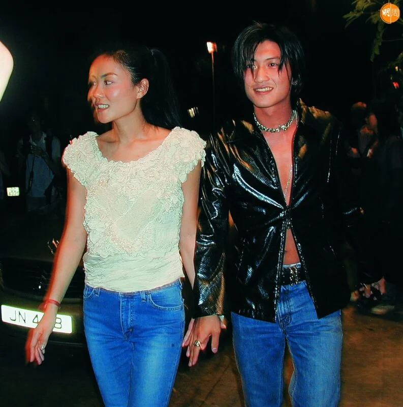 慶功宴，離去時王菲竟然拖着謝霆鋒的手離開會場，成為經典照片。