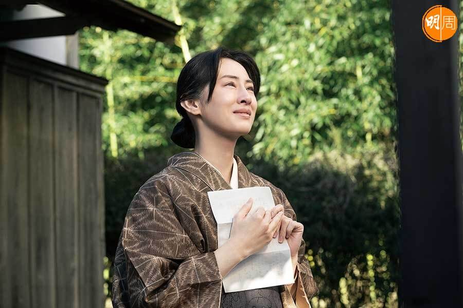 北川景子飾演的妻子表現堅忍，曾收到丈夫簡單一句仍在生的明信片，默默期待丈夫回國。