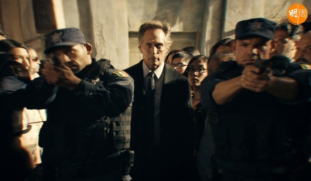 威廉費治扮演如幽靈般的危險男子，銀行劫案場面拍得像《蝙蝠俠-黑夜之神》。