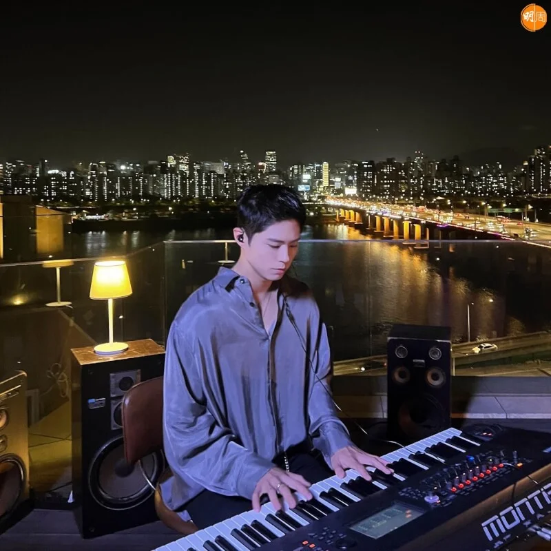 寶劍在以首爾夜景為背景的天台彈琴。