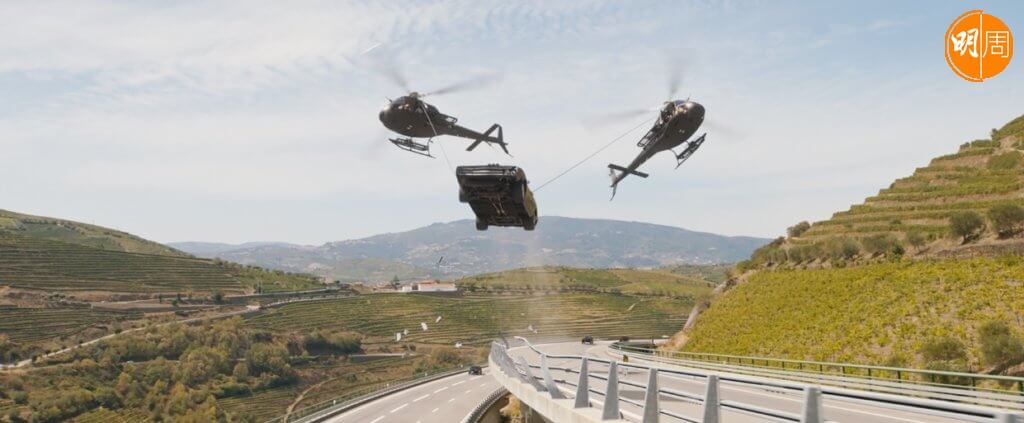 雲迪素駕駛愛驅與兩架直升戰機對戰的天馬行空場面，令觀眾目瞪口呆。