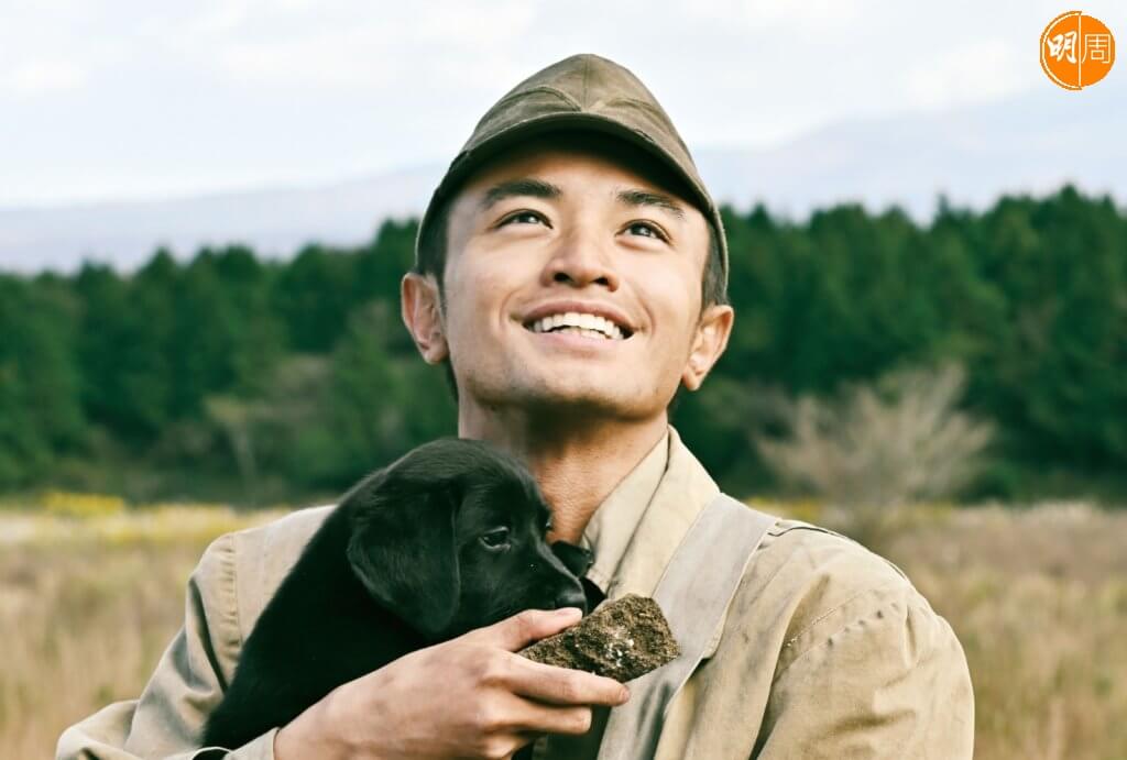 中島健人扮演二宮的殘疾文盲師弟，手抱的小黑狗也很突出，成了電影官方紀念品。