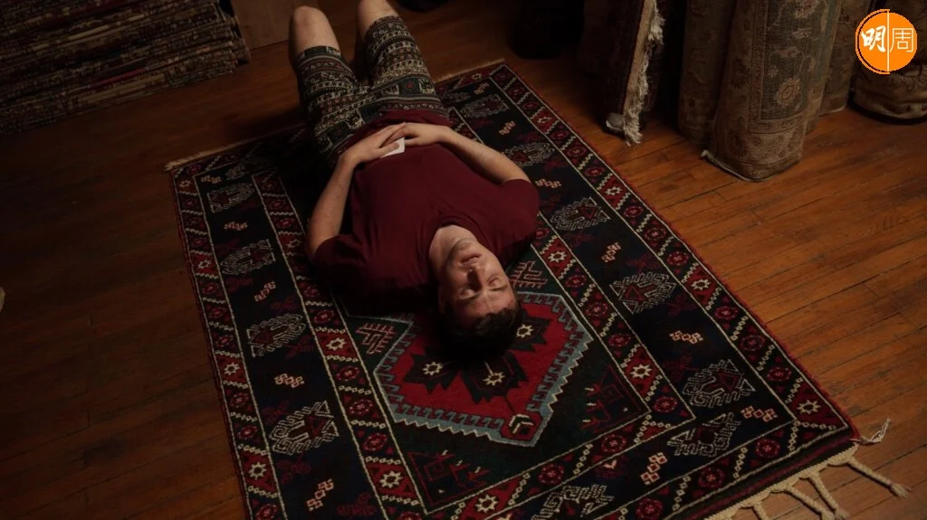 保羅飾演的卡林性格古怪,義無反顧失控地在土耳其購下一張昂貴地毯。