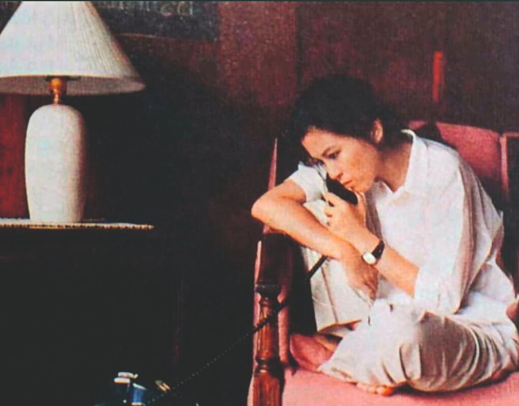 《繼續跳舞》前兩年，繆騫人在楊德昌導演的《恐怖份子》（1986）中飾演女作家，因一通惡作劇電話，挑起了生活中的狂瀾，電話裏的女聲自認是丈夫的外遇，其實真正處於婚外情的，是她。