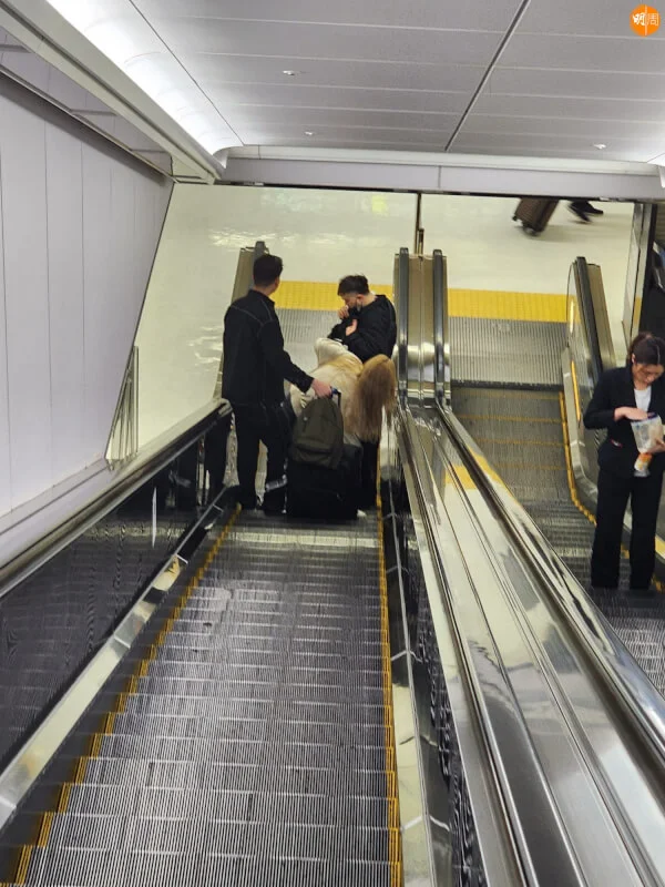 幫手推行李外,搭電梯時Derek還會護住欣宜,而髮型師Ben繼續做掩護。