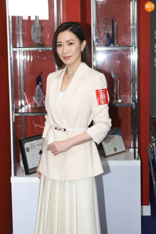 阿佘演新聞主播好認真，曾借新聞部實地練習。