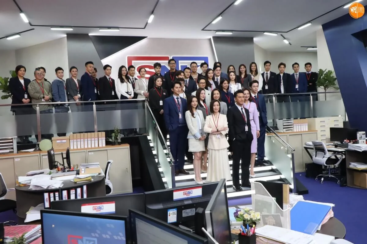 劇中的新聞部廠景與演員。