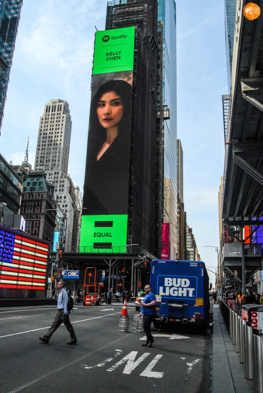 在紐約時代廣場巨型屏幕登場了。