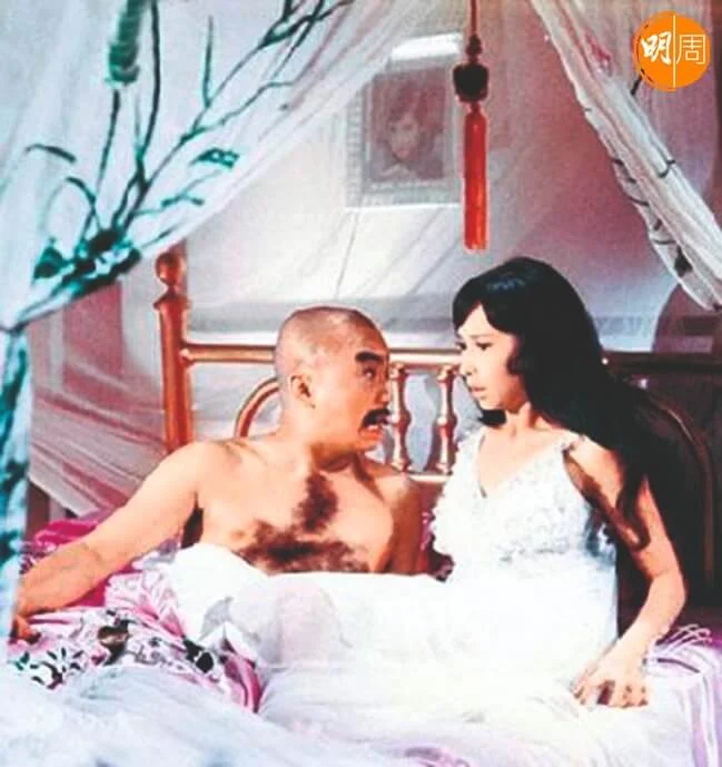 宗華在輕解羅衣的狄娜牀邊,教人想入非非是可以的,如親吻伊人小足,但必需衣冠楚楚,不能劍及履及。倒是許冠文飾演的大軍閥赤身露毛,與狄娜同牀共枕沒有問題,因為他身上的毛長成的樣子已經消毒:這是喜劇。