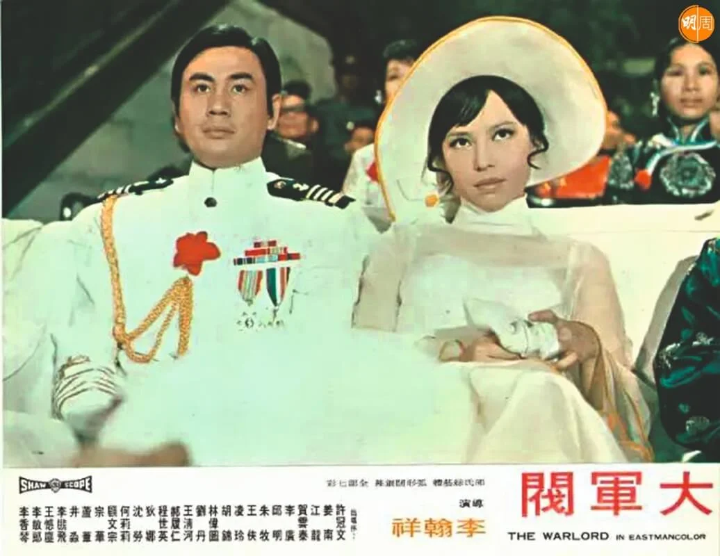 宗華一身官服,油頭,「帥」字寫在臉上,尤其《大軍閥》的男主角是「不解溫柔」的光頭老粗,他的出現,與身旁的狄娜,視覺效果如出一轍:四姨太是芭比,他就是堅。