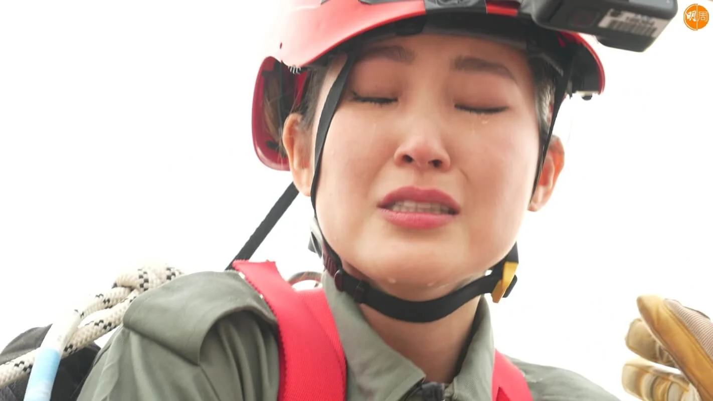 畏高的碧蓮話只要一望到下面嘅景物,就已經驚到不得了。