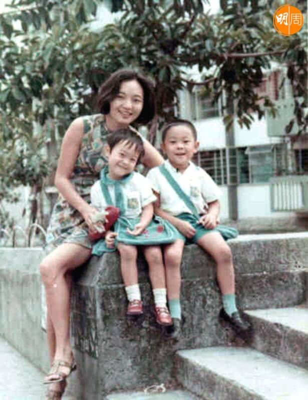 陳法蓉童年時與媽媽及哥哥合照。