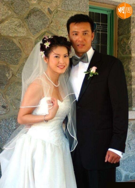 2003年李婉華嫁給做股票工作的李守正，並移民加拿大。