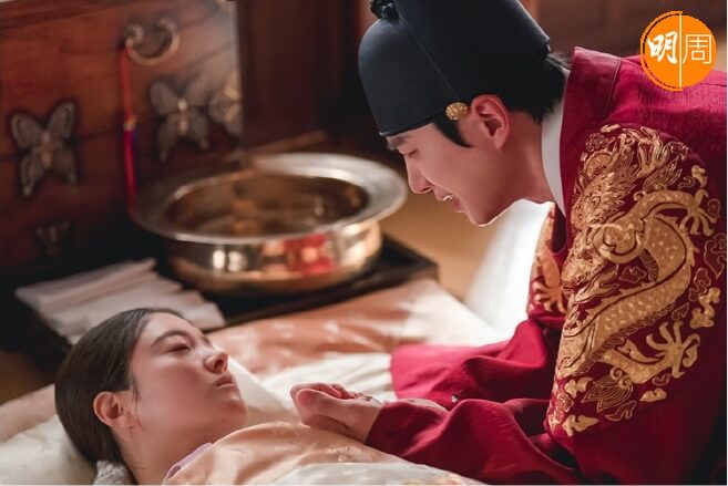 《衣袖紅鑲邊》中的李俊昊飾演陷入兩難的君主，無法在愛情與國家之間作出抉擇。