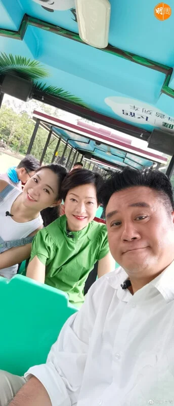 麥長青曬出與譚玉瑛和陳懿德廣州長隆度假旅遊區合照。