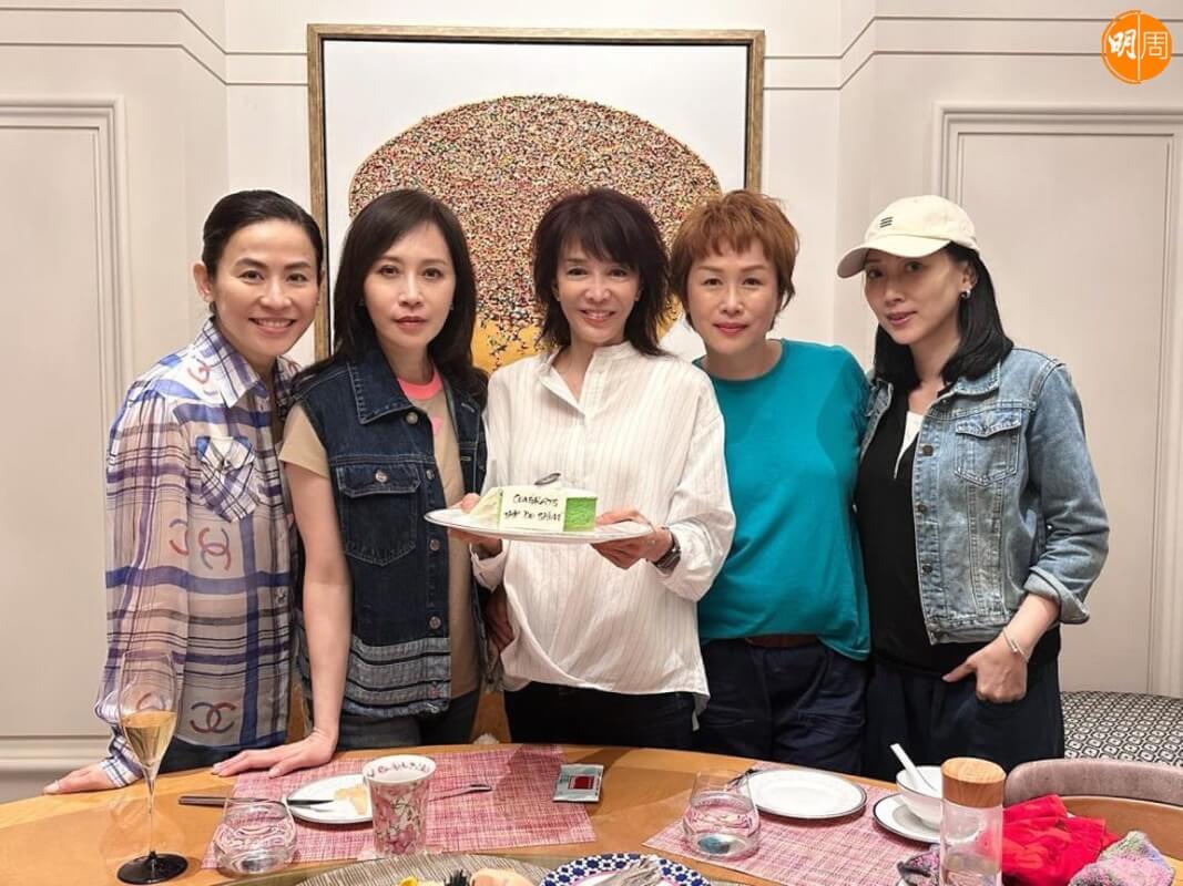 宣萱、顧紀筠、丘凱敏和劉曉彤送蛋糕祝賀Do姐。