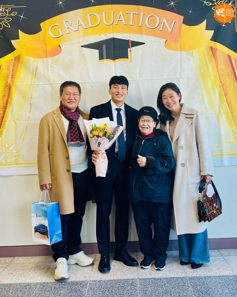 兒子高中畢業，跟老公及家姑齊齊出席畢業禮。