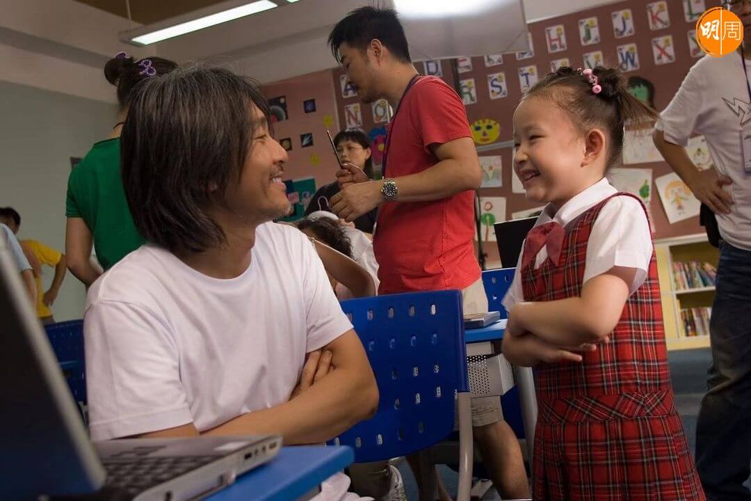 周星馳分享當年《長江7號》拍攝花絮照賀六一兒童節。