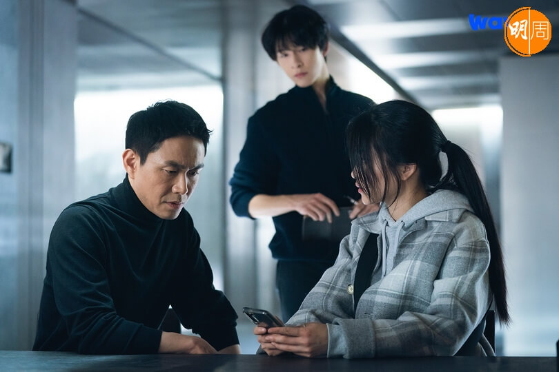 洪慶與兩大實力演員金泰梨及吳正世合演《惡鬼》，捲入連串神秘事件。