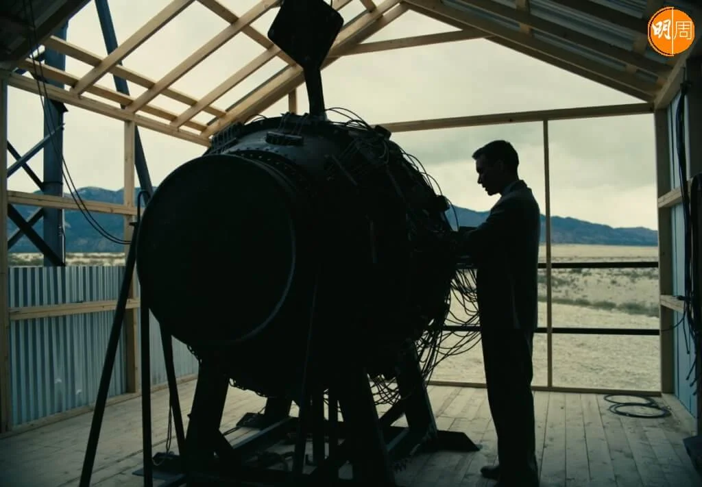 《奧本海默》描寫斯里安梅菲飾演的原子彈之父，捲入核爆人生漩渦。