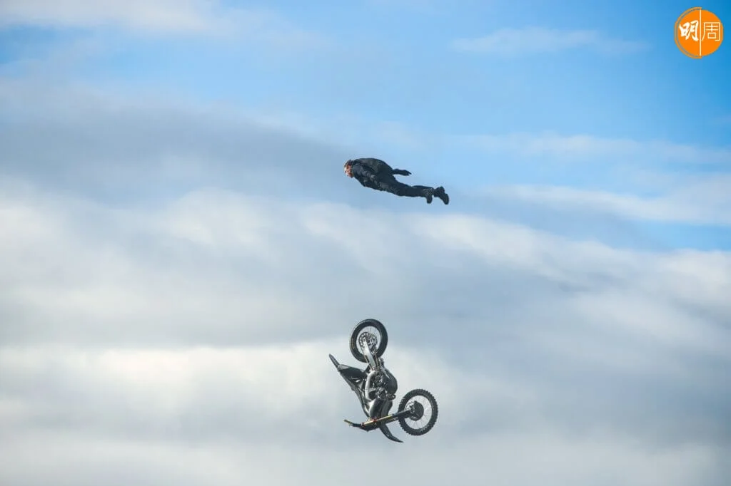 靚佬湯在《死亡清算上集》駕駛電單車高空跳崖一幕，仍是片中重要場面，淡定演出令人敬服。