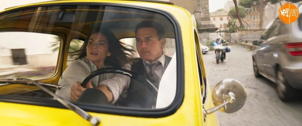 靚佬湯與今集女主角希莉艾維在黃色快意500中於羅馬街道上橫衝直撞，拍得精彩好睇。