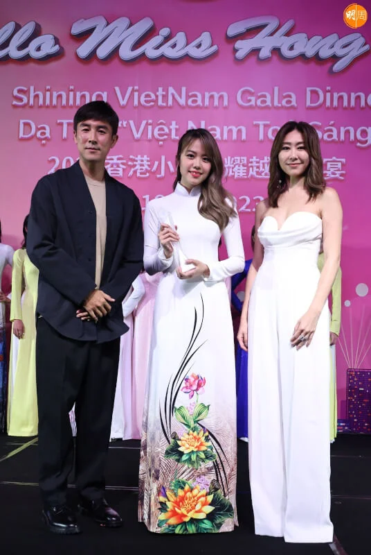 胡定欣與譚俊彥任表演嘉賓，祝賀得獎的莊子璇。