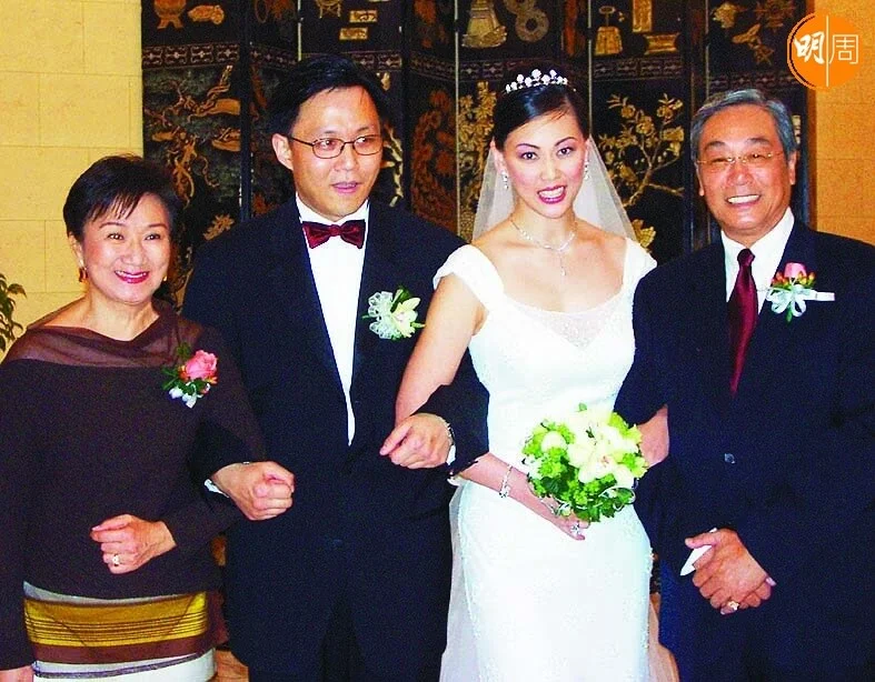 王馨平和Stephen Lee的婚禮上，舅父曾江和舅母焦姣來觀禮。