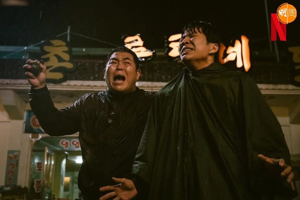 文尚勳飾演的金婁利拿着手榴彈對抗大批來緝捕的軍隊