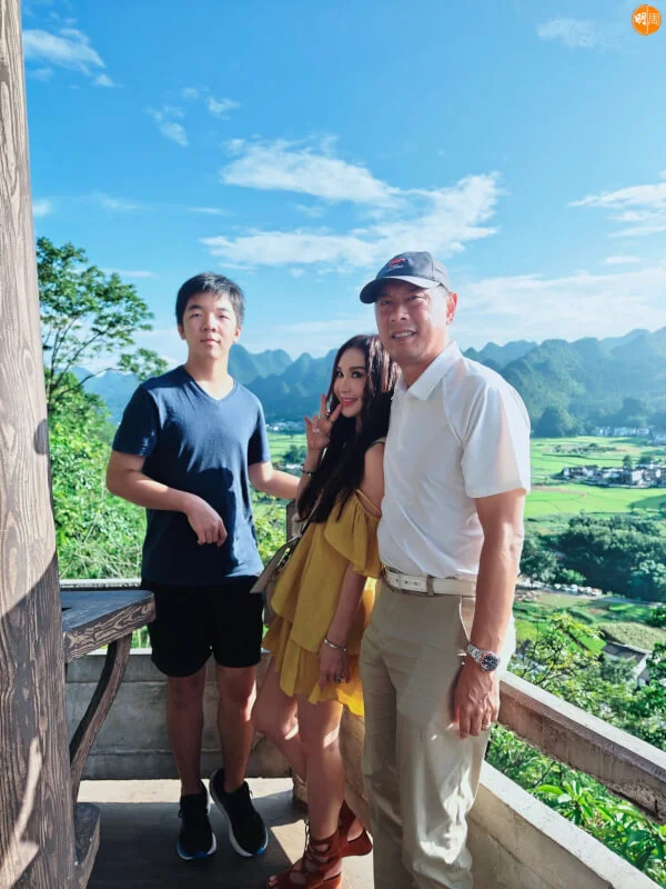 溫碧霞與老公帶兒子回貴州。