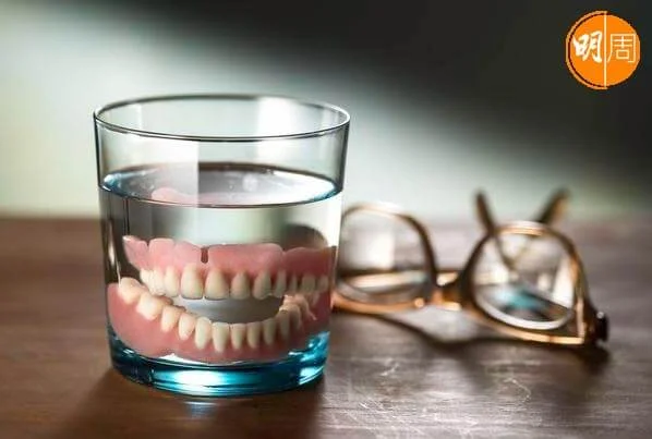 活動假牙不需要動手術，但日常護理和清潔非常重要。