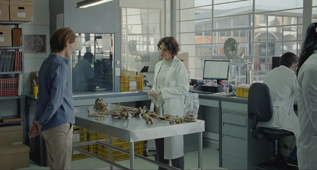 泰達在片中觸摸過的一顆被鑽孔的考古化石頭骨，原來具有隱喻意味。