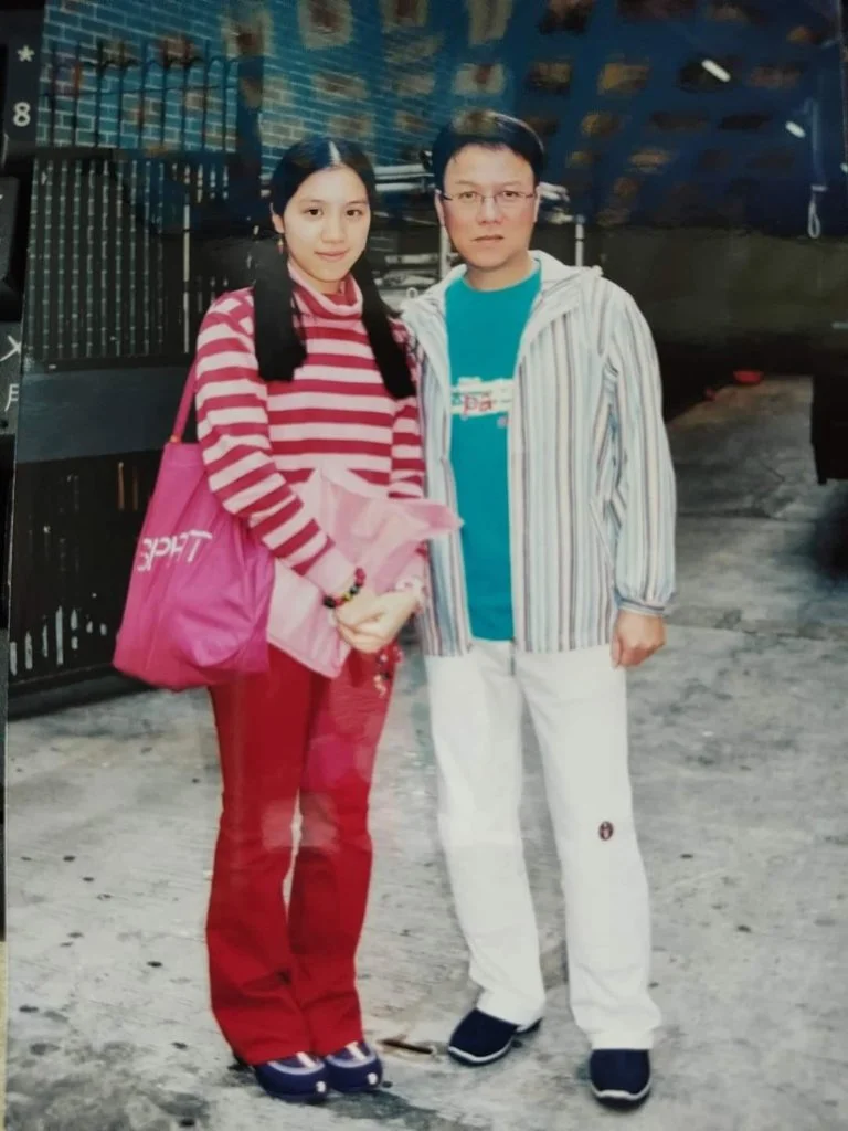 多年前曉瑩作為戲迷，在新光戲院曾與堂哥合影留念。