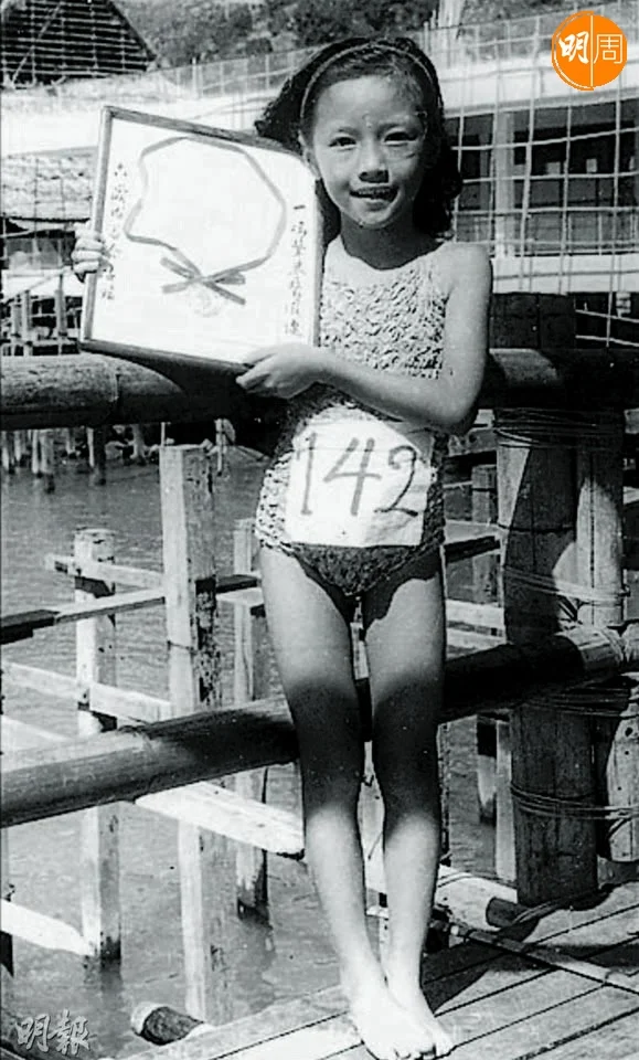 謝雪心童年參加渡海泳奪獎。