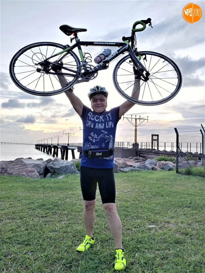 張武孝喜歡踩單車。