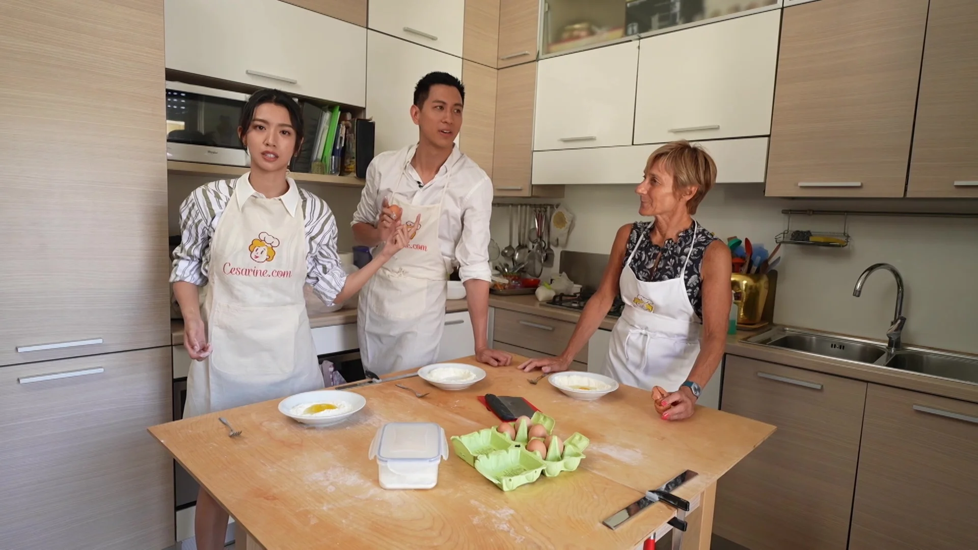 思貝和徐肇平跟當地嘅家庭主婦學煮地道意大利菜。