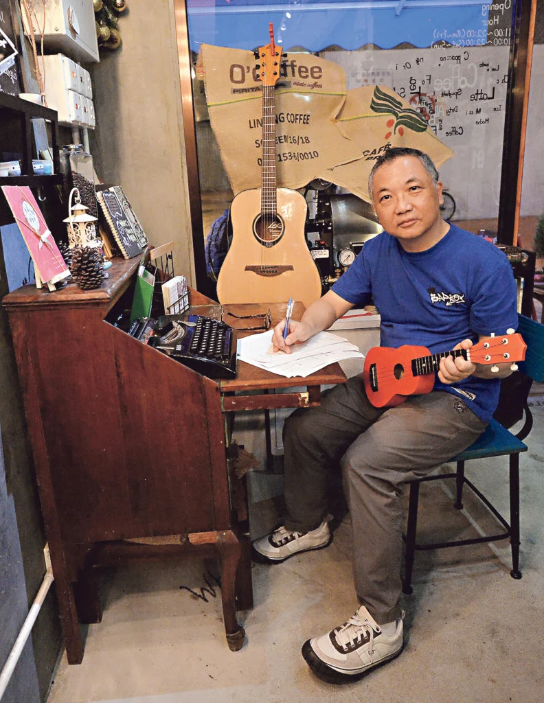 潘偉源老師除了寫詞，還作過曲和有玩樂器。
