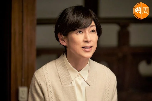 鈴木保奈美飾演汐路的母親。