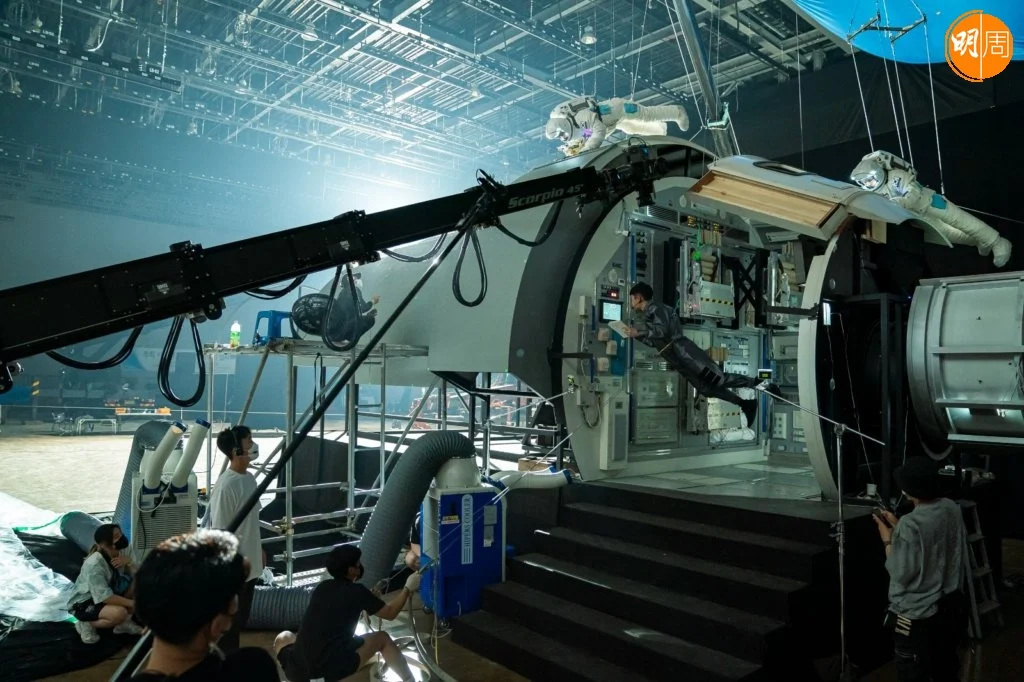 電影以外太空歷險為題材，製作費高達1.65 億港元，導演金容華更與韓國航空宇宙研究院及韓國天文研究院合作，全力還原太空場景。 