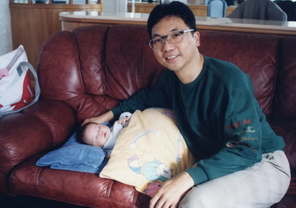 潘偉源四十歲做老竇，兒子幾個月大，他辭掉教師工作留家填詞和湊仔。