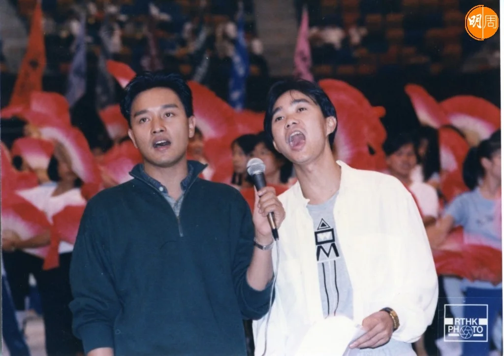 TVB音樂節目大合唱，區瑞強和張國榮一起高歌。