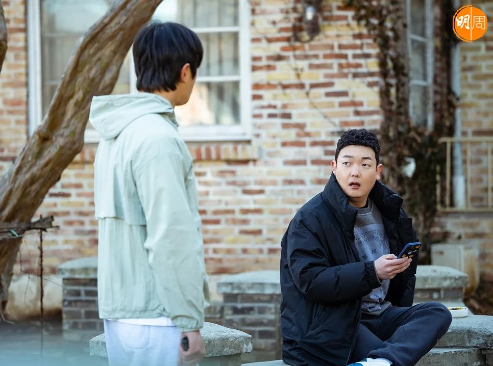 在大學生合宿樓中,追求愛情的徐潤澤(金民活飾)最後成為戀愛勝手,開talk教中女如何戀愛。