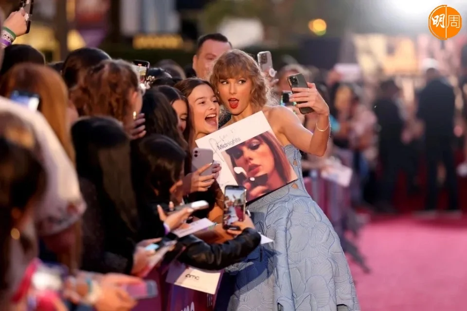 Taylor Swift出席個人演唱會電影首映時，近距離接觸粉絲。