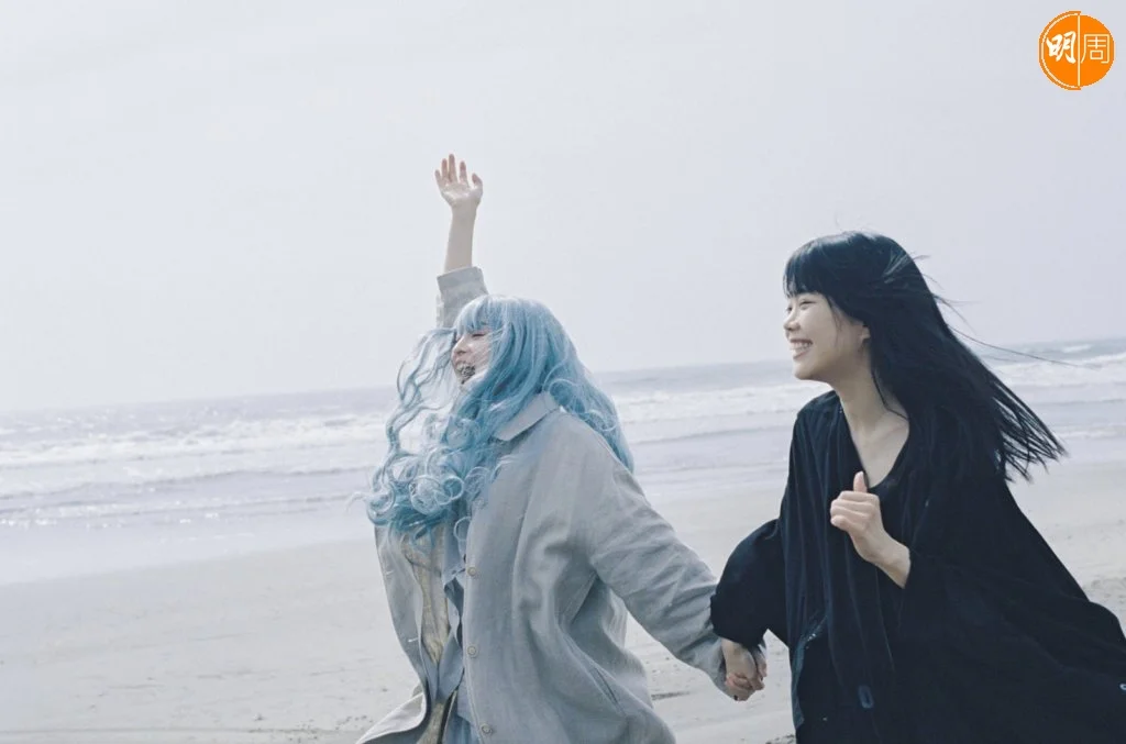 岩井俊二透露，女主角AiNA（右）在海灘優美起舞的一場戲，由她自由發揮。