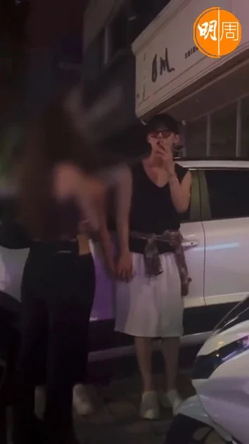 網上流傳了他在狎鷗亭購物區牽着年輕女子的手在街上吸煙的影片