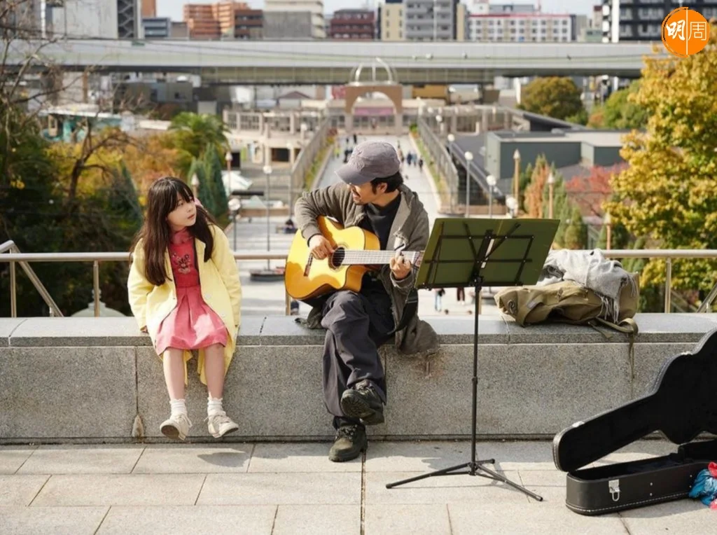 岩井透露他親自電郵唱作歌手七尾旅人（右），飾演影響女主角童年玩音樂的街頭歌手。