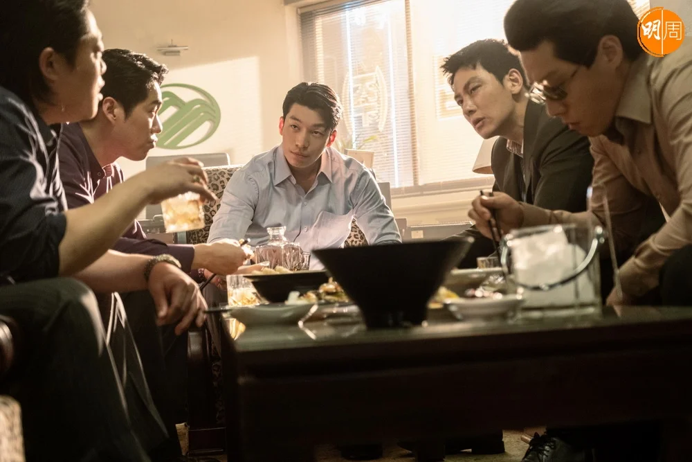 《惡中之惡》以1990年代韓國為背景,池昌旭與魏河俊縱橫毒品王國,忠奸難分。