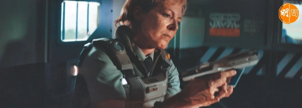 《冰之驕女》奧斯卡最佳女配角艾莉森珍妮飾演上校，動作場面不少。