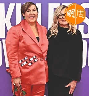 時裝設計Jacqueline West（右）及歐塞奇印第安人服裝顧問Julie O'Keefe（左），日前在倫敦出席首映時抽空，接受本刊越洋視像專訪。